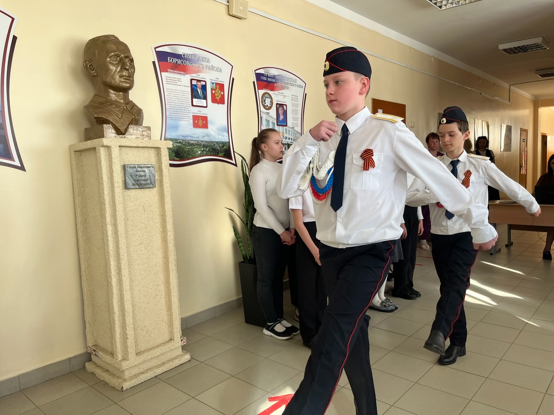 Еженедельная линейка, посвященная началу новой учебной недели.