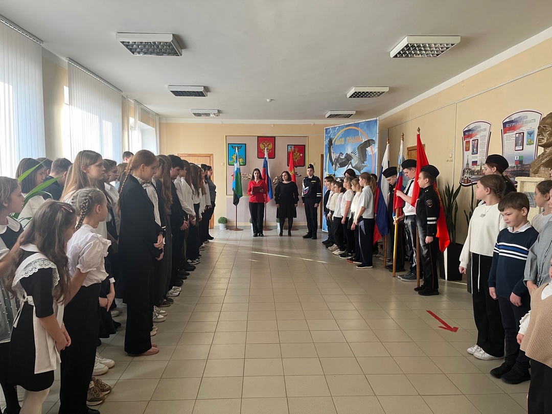 Еженедельная линейка, посвященная началу новой учебной недели.