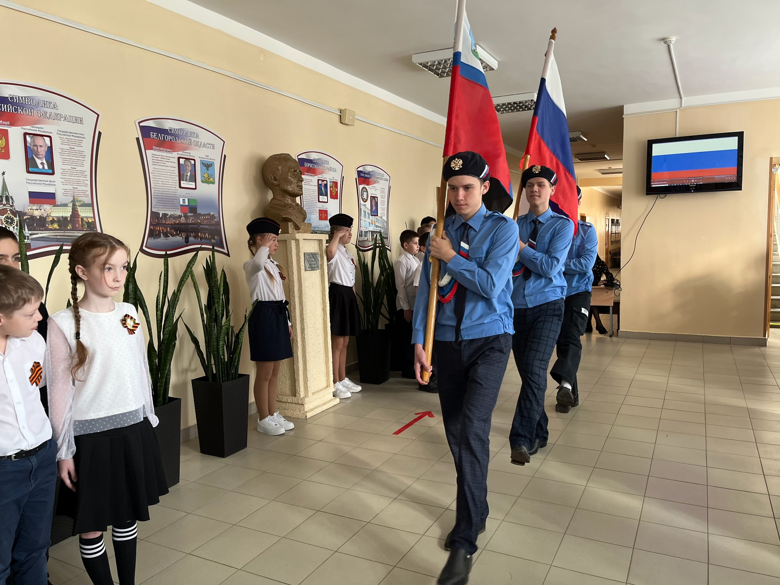 Торжественная линейка, посвященная Дню Победы.