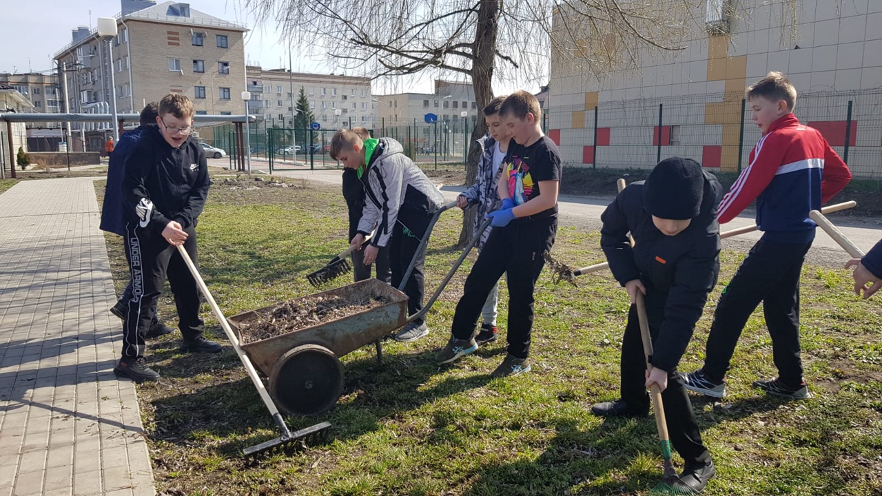 В школе прошел субботник.