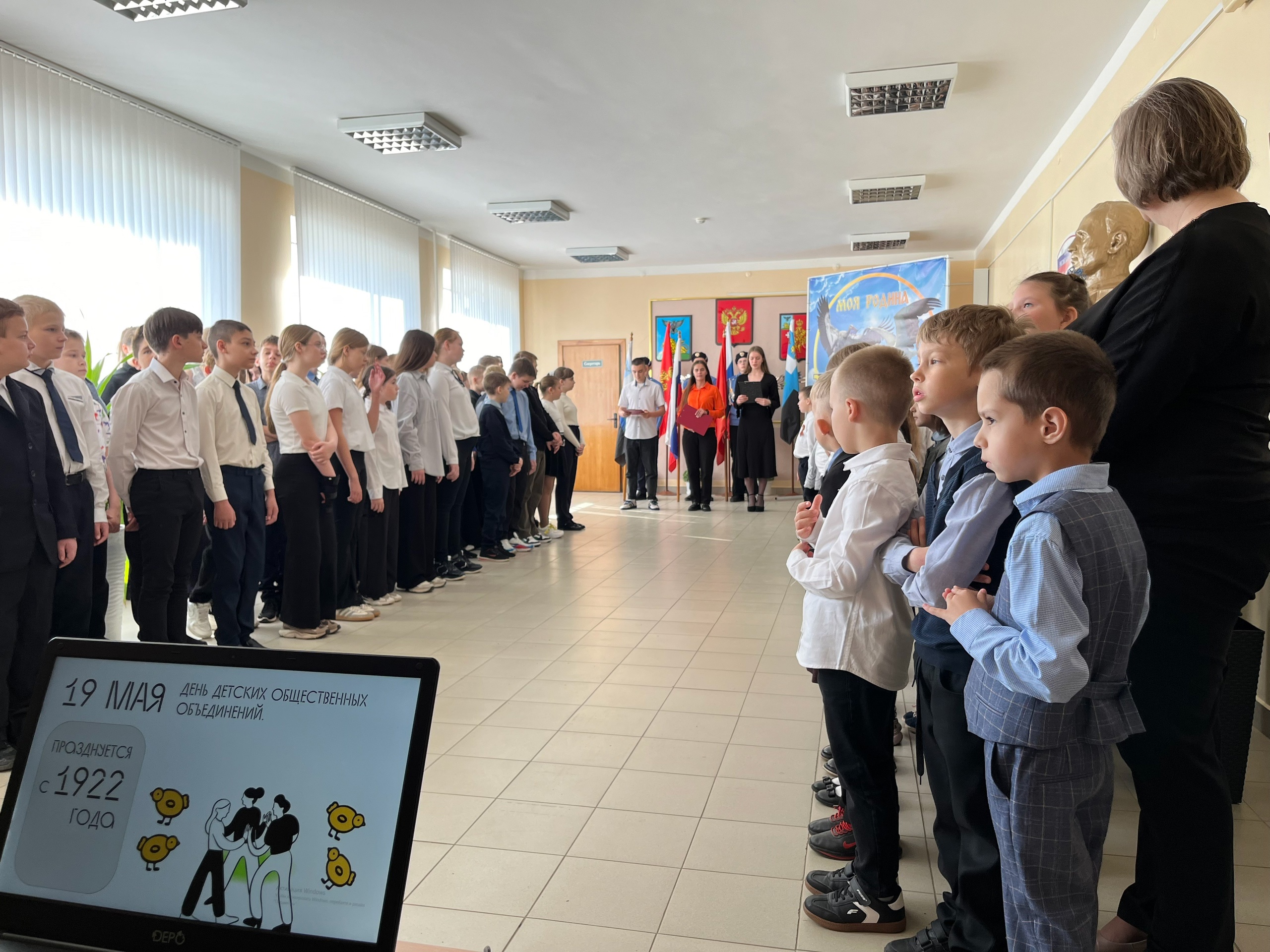 Еженедельная линейка, посвященная началу новой учебной недели.