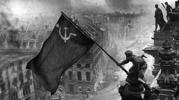 30 апреля 1945 года советские солдаты водрузили Знамя Победы над зданием Рейхстага..